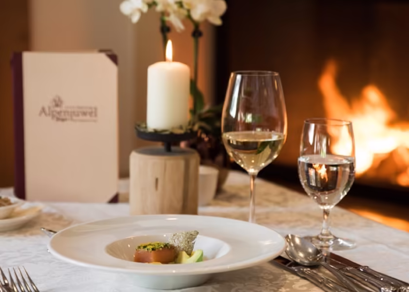 Essen vor dem Kamin Hotel Alpenjuwel